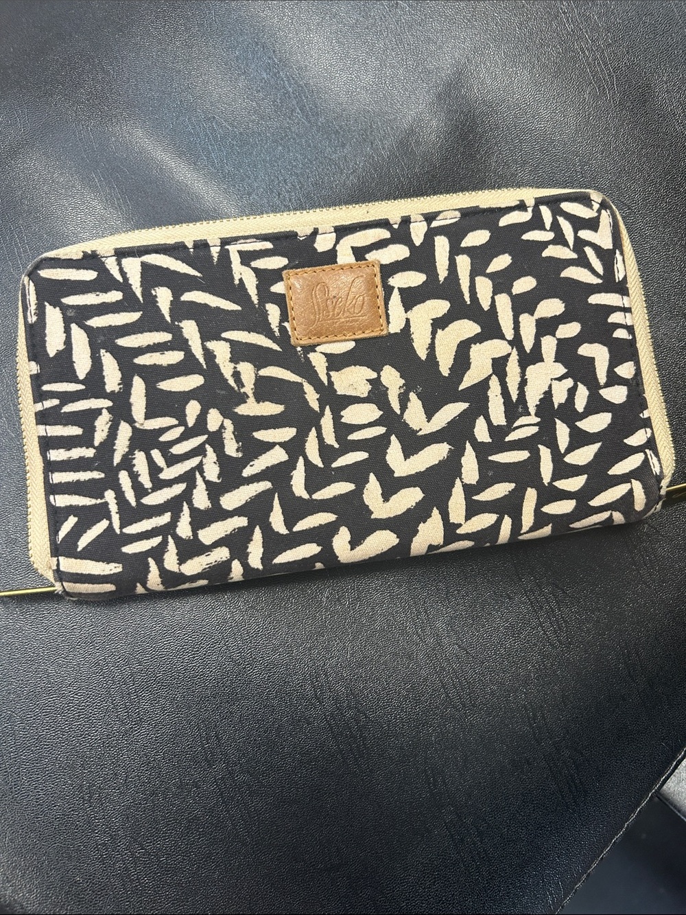Sseko Black and Cream Patterned Zip Wallet
